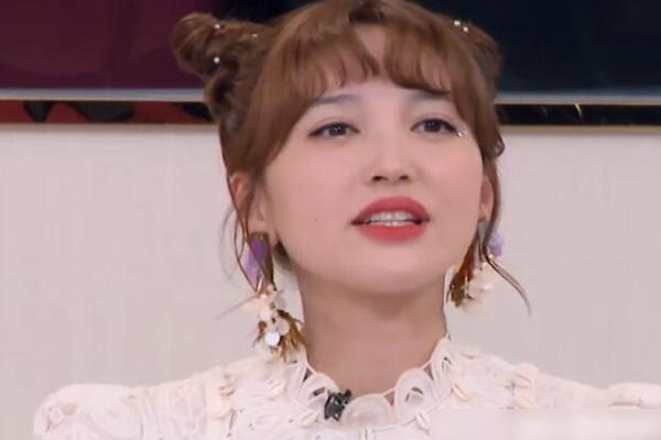 金莎冒充追求者给孟佳送玫瑰花娃娃，金莎这么做是出于什么？