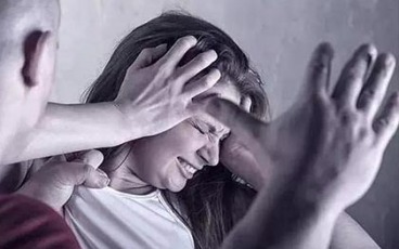 男子两次被妻子砍伤被发保护令,面对家暴我们该怎么办?