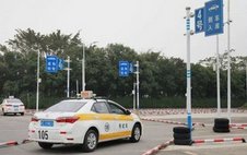 学员考科二开车撞穿考场墙壁,考生无大碍!这种情况下发生事故如何定责?