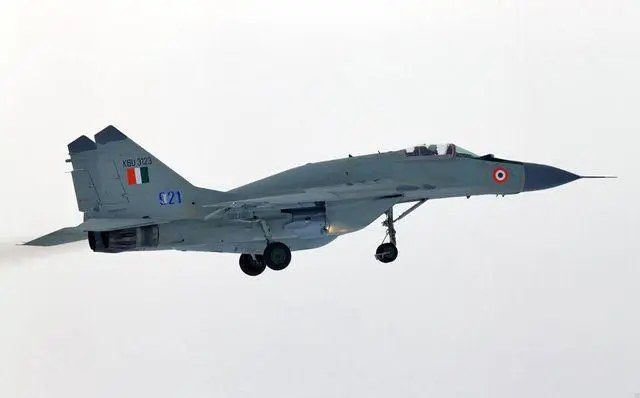 突发!印度空军一战机坠毁致2死,飞机烧得只剩残骸,事故原因是啥?