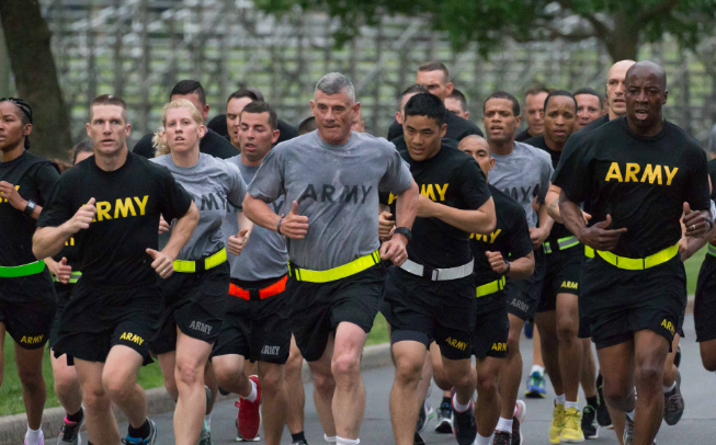 美国年轻人不愿意上班,因此各大企业被迫加薪,年轻人为何如此堕落?