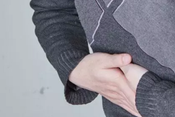 舌苔发白是什么原因啊?