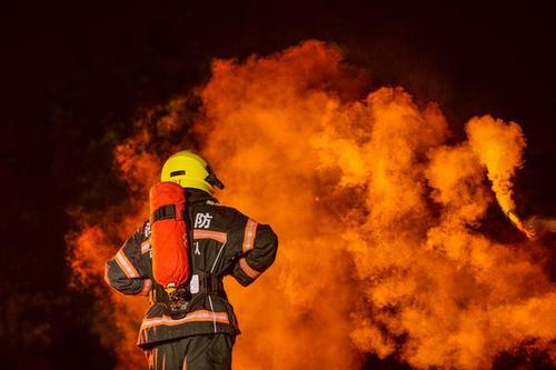 女生可以当消防员吗?