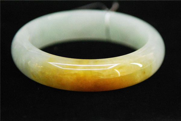 戴玉手镯的好处和禁忌