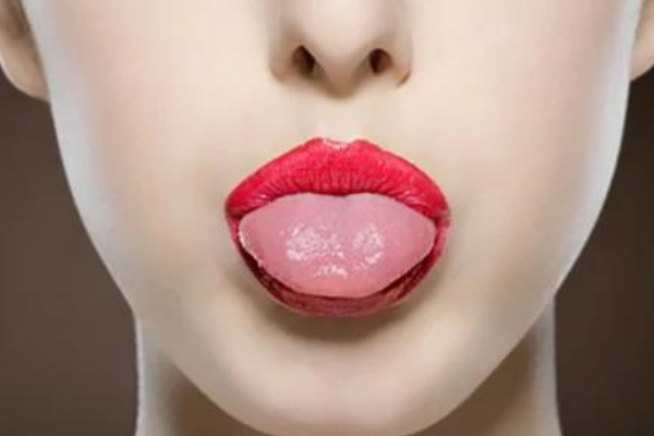 舌苔发白是什么原因啊？