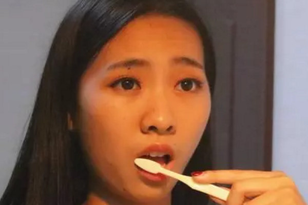 舌苔发白是什么原因啊?