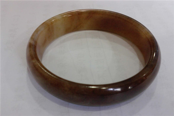 戴玉手镯的好处和禁忌