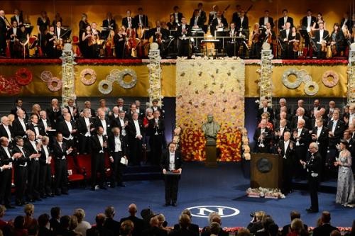 世界历史上，第一个获得诺贝尔奖的是谁？