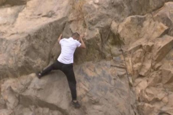 小伙在山洞内隐居8年,他为何要隐居在山洞里?