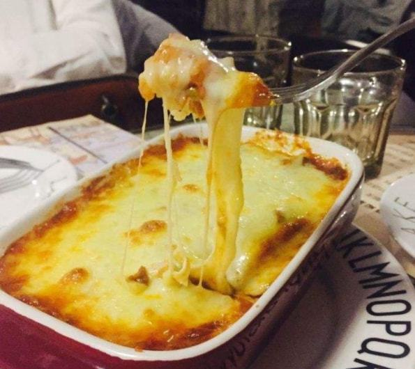 上海一顾客在西餐厅吃到被网红咬过的口水芝士，店家对此有何回应？