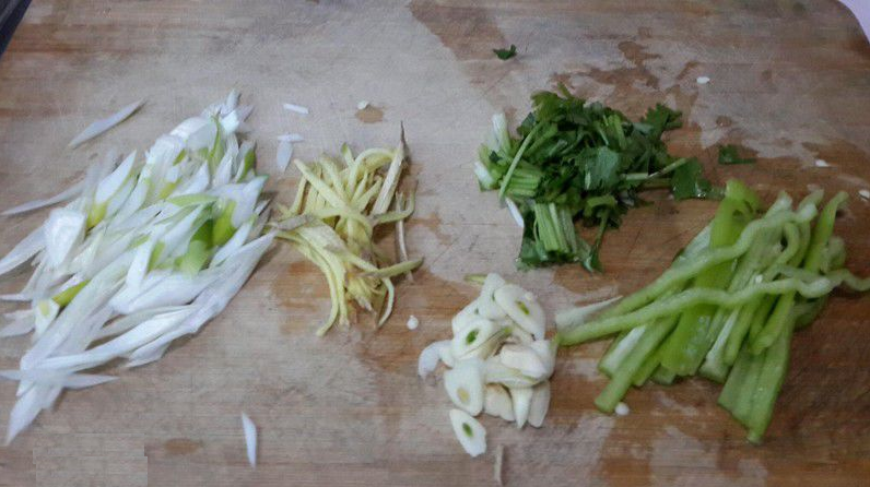 谁知道这是什么虾？有两个钳子，交个钳子还不是一样的，一大一小的钳子！看起来怪怪的，能吃么？