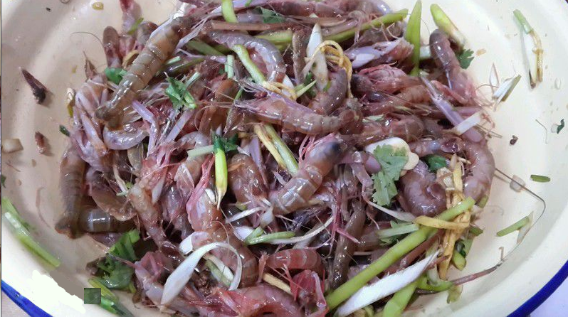 谁知道这是什么虾？有两个钳子，交个钳子还不是一样的，一大一小的钳子！看起来怪怪的，能吃么？