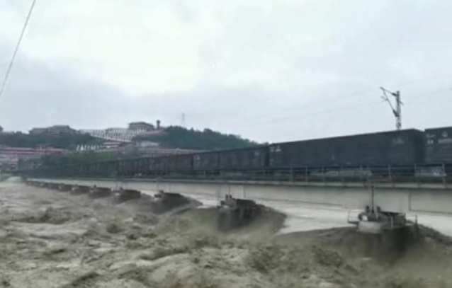 8100吨重车压梁应对洪峰过境是怎么回事？