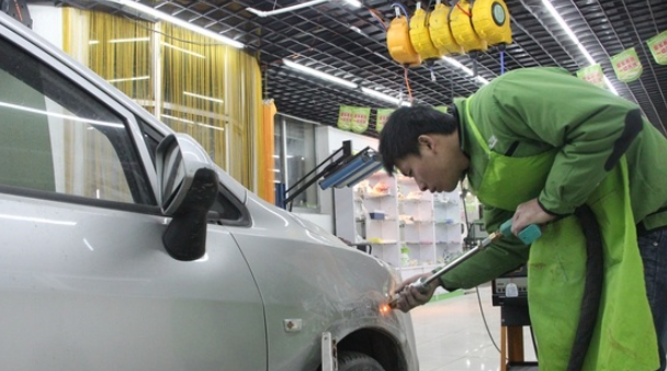 车钣金修复得多钱？