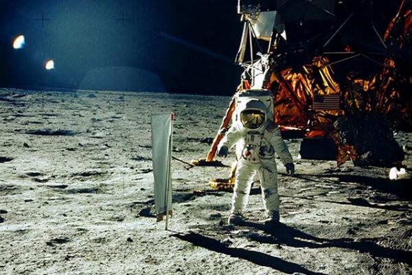 阿姆斯特朗是乘哪个飞船成功登月的?