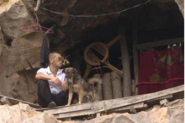 小伙在山洞内隐居8年,他为何要隐居在山洞里?