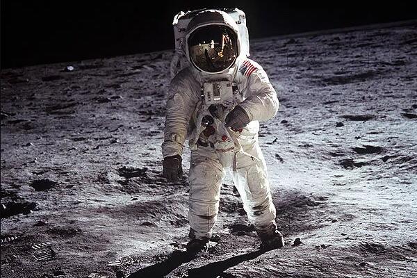 阿姆斯特朗是乘哪个飞船成功登月的?