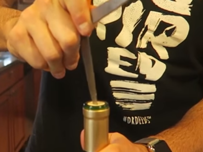 红酒没有开瓶器怎么开？