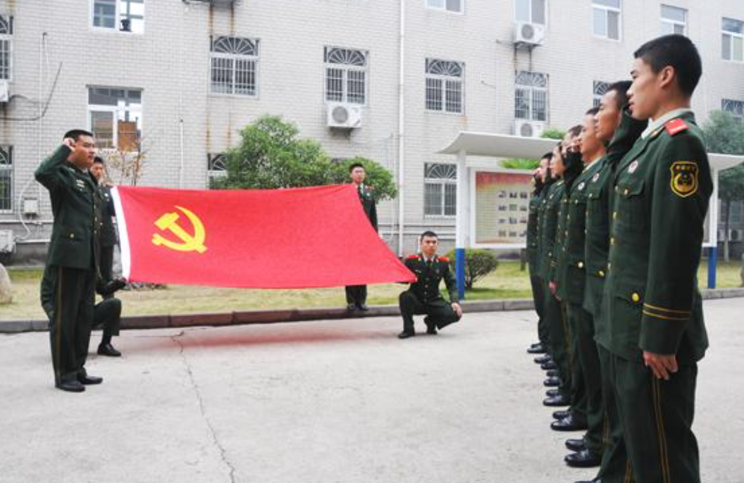 开展党内政治生活的首要任务是什么？