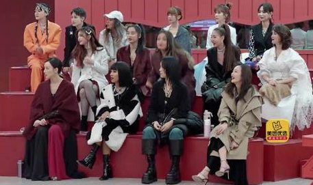 容祖儿在姐姐堆里蹦迪，如何评价他最新一起《浪姐》里的表现？