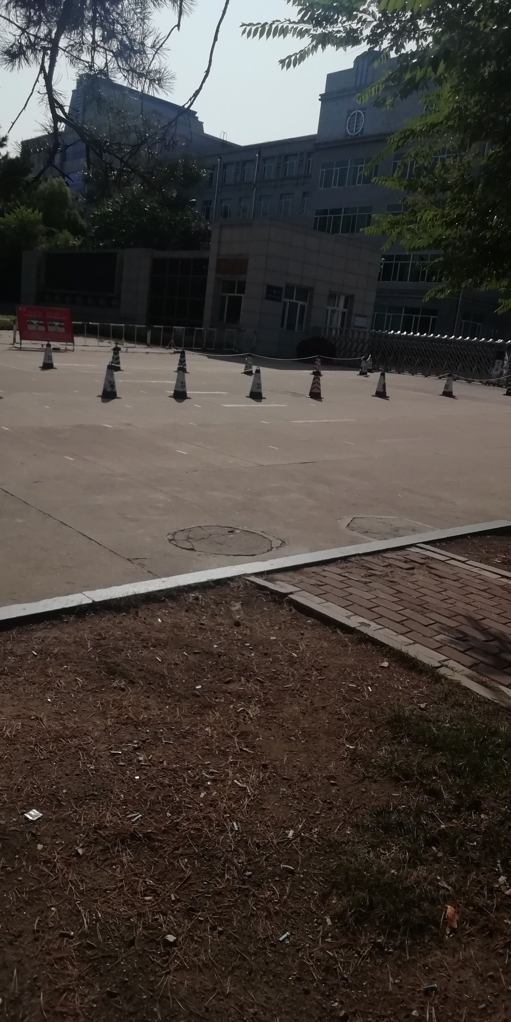 多媒体教室主要有哪些设备？