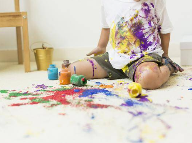 王晶称愿承担被儿童损坏银幕修复费用，事情的前因后果是怎样的？