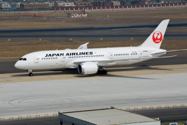 揪心！日航波音飞机玻璃开裂，这全程究竟是怎么回事？