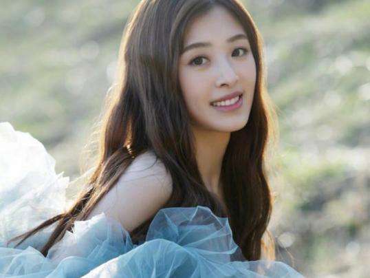 张含韵被偷拍裙底，卑微乞求不要蹲着拍，代拍们还有底线吗？你怎么看？