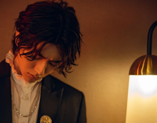 蔡徐坤复古燕尾服造型曝光，如何评价这一造型？