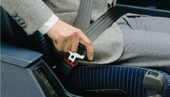 安全带的正确挂扣应该是