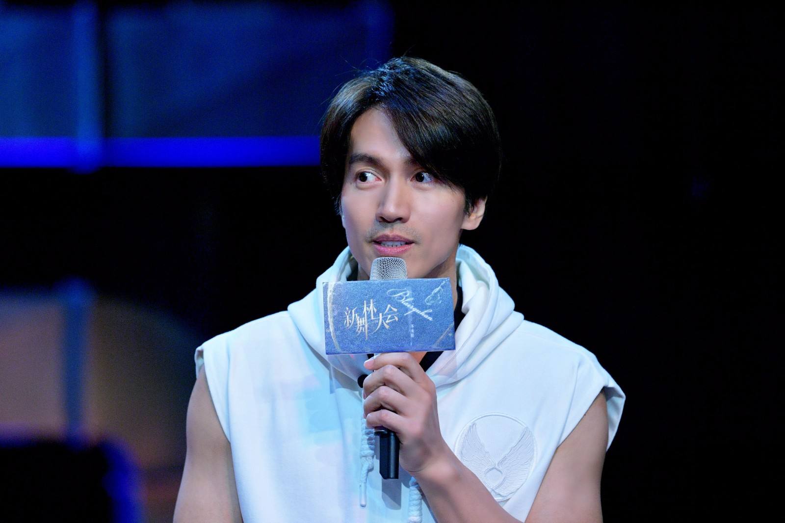 第30届金曲奖,你觉得哪个男嘉宾的衣服最好看?