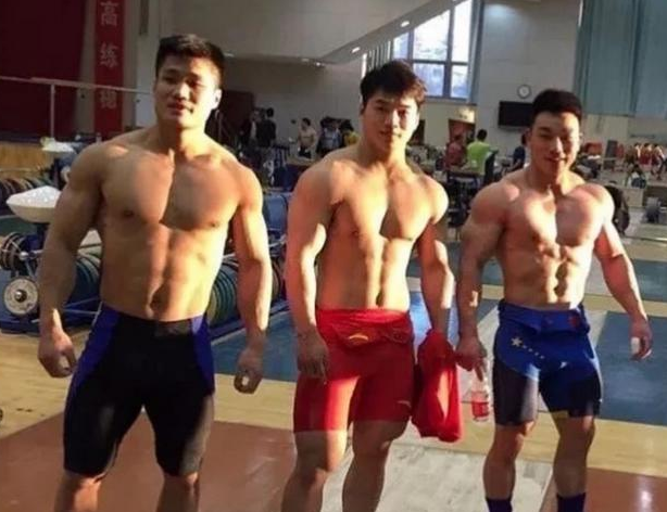 在职业比赛中，举重的体重级别是根据什么划分的？