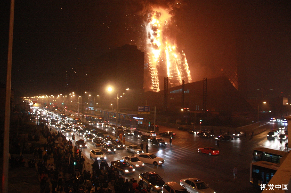 台湾高雄大楼深夜陷“火海”，到底是有人恶意纵火还是另有隐情？
