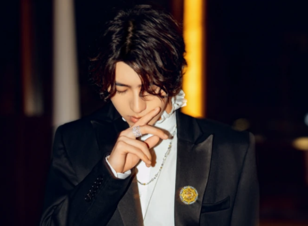 蔡徐坤复古燕尾服造型曝光，如何评价这一造型？