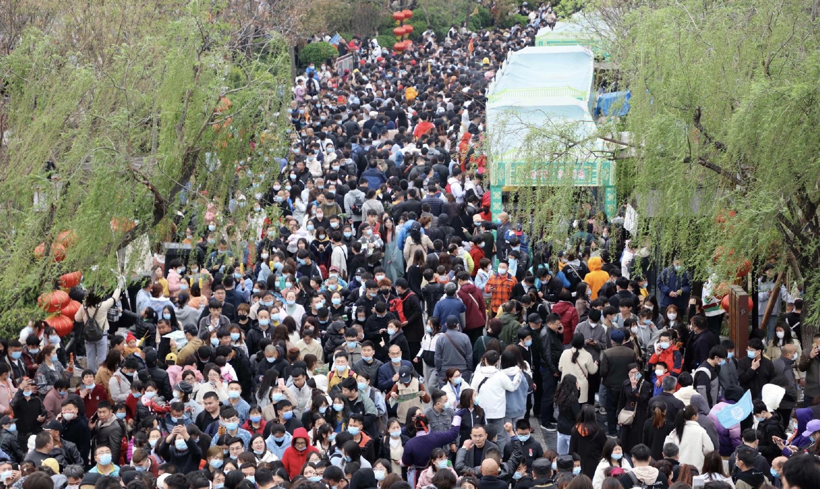 上万游客挤满清明上河园石桥，此景区的接待人数是否超过了限制？