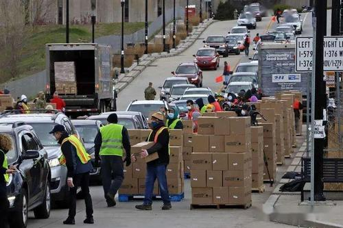 对于美国德州数千车辆排队领取救济粮,你有何看法?