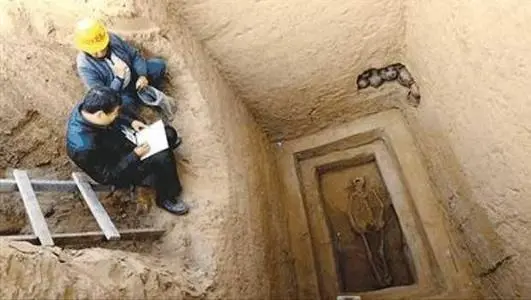 郑州暴雨后冲出一汉代古墓，这座古墓的主人到底是谁？