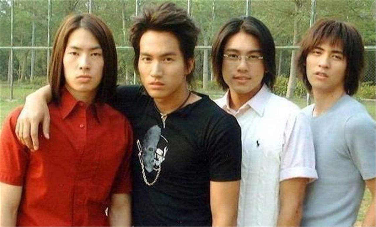 第30届金曲奖,你觉得哪个男嘉宾的衣服最好看?