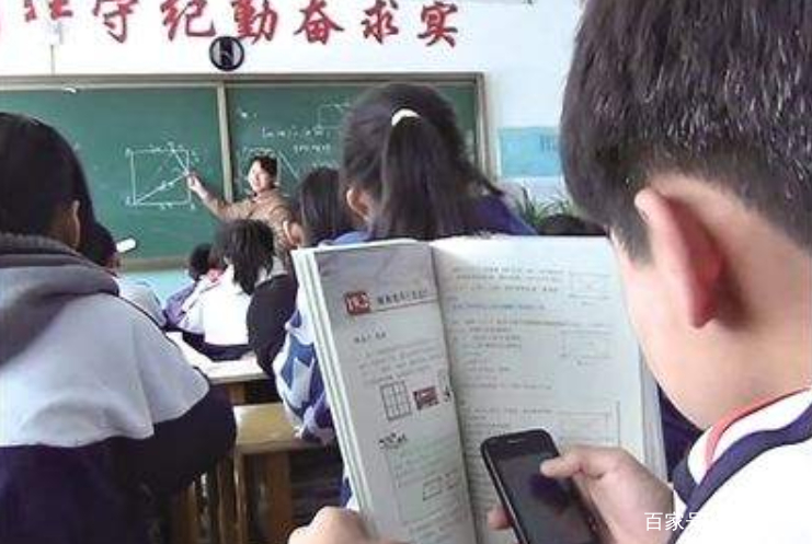 孩子碰到不认识的字喜欢用手机查,对他们有没有影响?