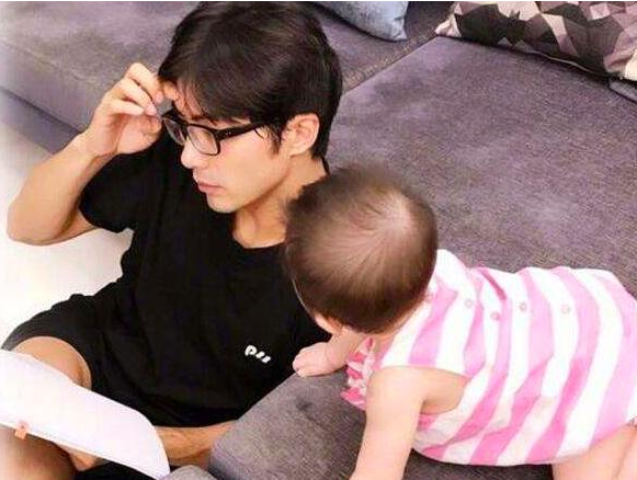 贺军翔的家庭背景是什么样的？