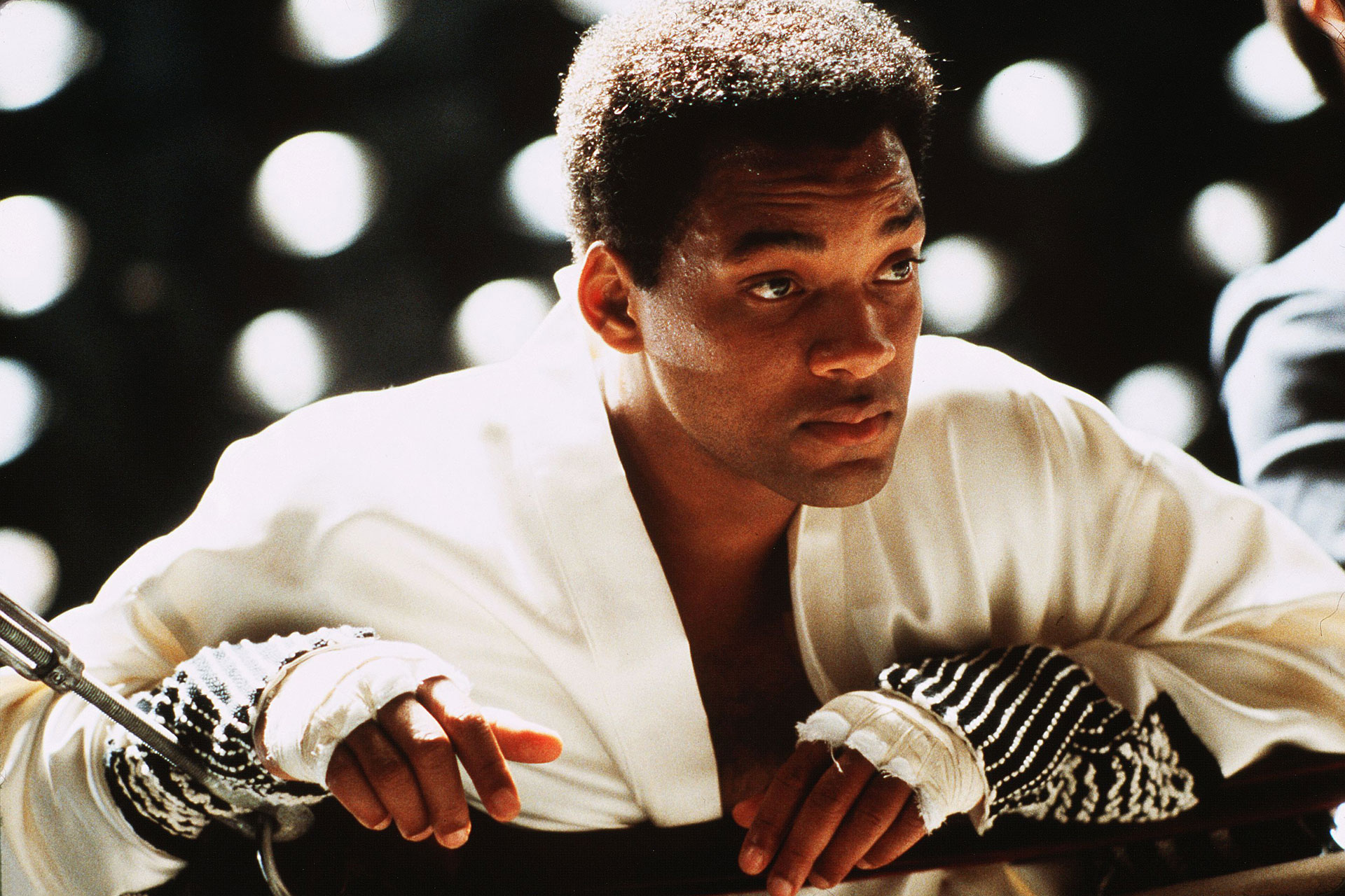 拳王阿里在职业生涯中，一共获得过多少冠军？