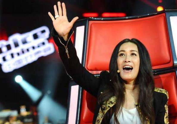 她曾经蒙面参加《中国好声音》，因为长相被那英拒绝，董贞如今怎么样了？