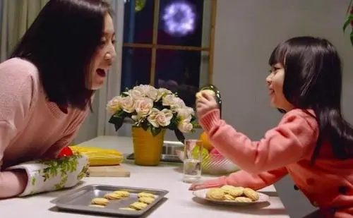 周口女孩打包午餐鸡腿给妈妈,你被感动了没有?