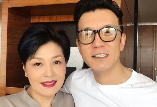 李咏去世三年，哈文九字为丈夫庆祝54岁冥诞，她目前的境况如何？