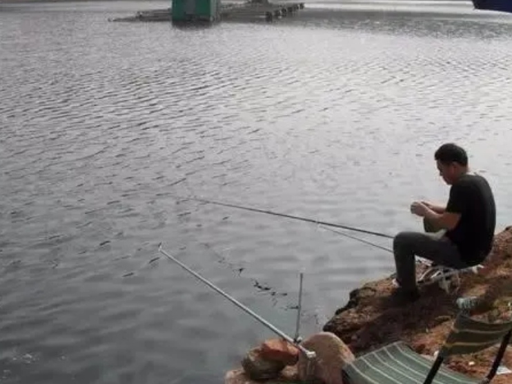 江苏一男子在钓鱼的时候勾到一溺亡老人，这是怎么回事？