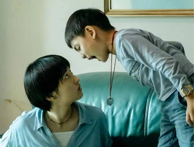 在父母去世的情况下,姐姐是否必须抚养幼弟?