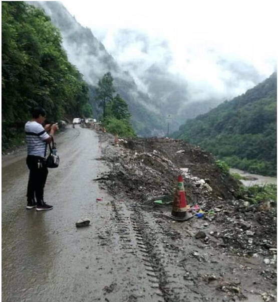 男子驾驶货车不慎侧翻坠入怒江目击者如何说？