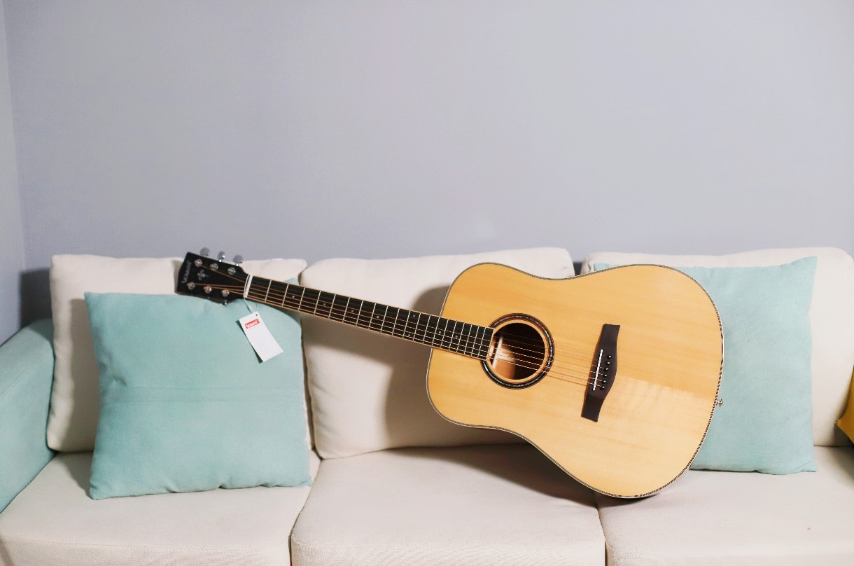 初学者自学买什么吉他比较好?一把普通吉他多少钱