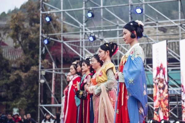 杭州西湖国风节演员掉下舞台,他怎么摔下去的?