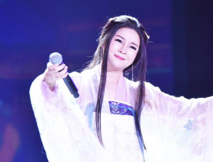 她曾经蒙面参加《中国好声音》，因为长相被那英拒绝，董贞如今怎么样了？